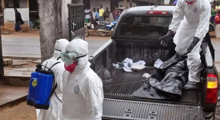 Atacan voluntarios de la Cruz Roja recogían cadáveres de ébola 