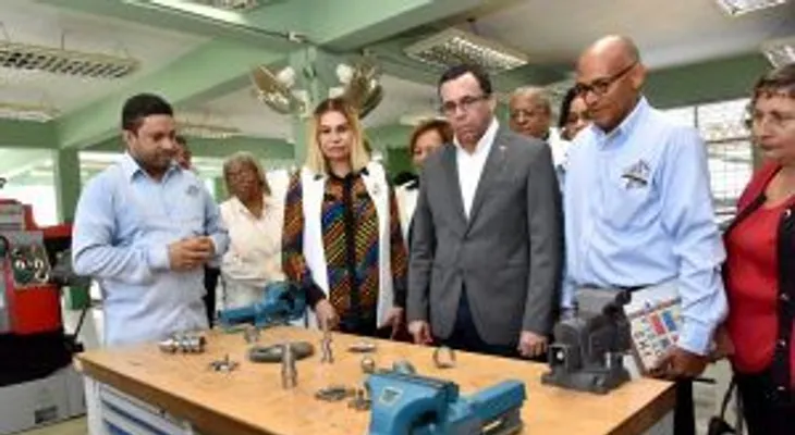 Ministro Andrés Navarro da inicio al mejoramiento y ampliación de escuelas y politécnico en Dajabón 