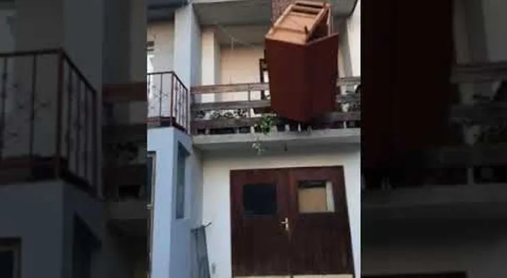 La mudanza de un ropero que terminó en desastre 