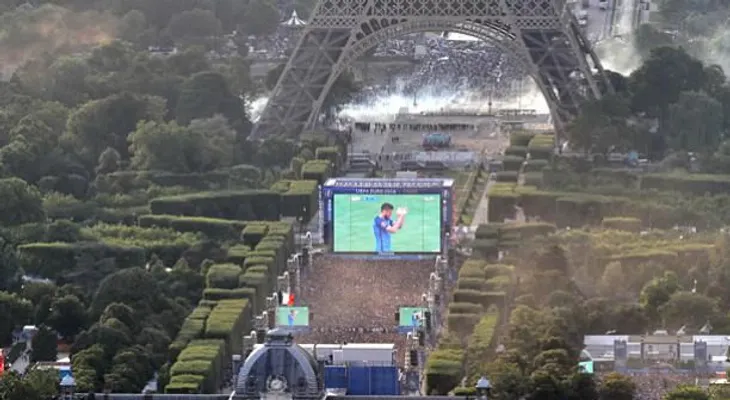 Policía lanza gases lacrimógenos bajo la Torre Eiffel para dispersar hinchas
