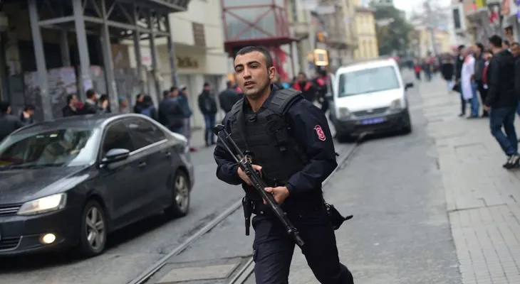 Atentado suicida en el corazón comercial de Estambul; hay varios muertos
