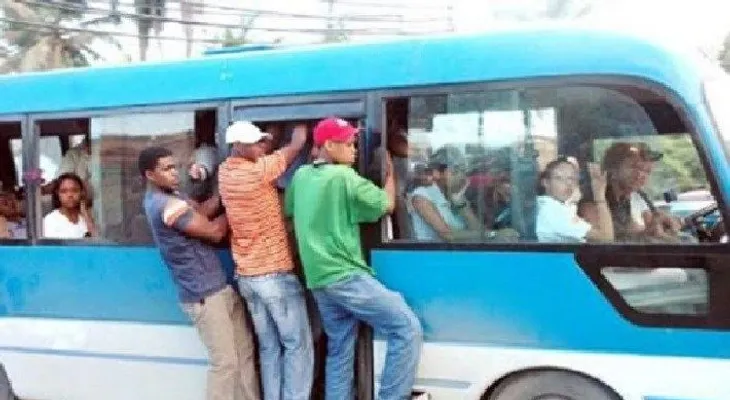 4 asaltantes atracan a chofer y pasajeros de guagua en la Av. 2 de Febrero