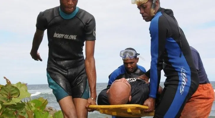 Equipo del 911 rescata personas que viajaban en vehículo cayó al mar