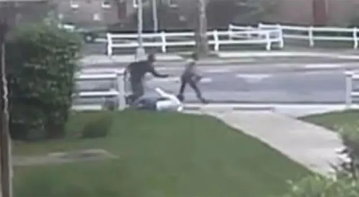 Pareja de atracadores noquean de puñetazo a una anciana y en Queens y le roban la cartera  