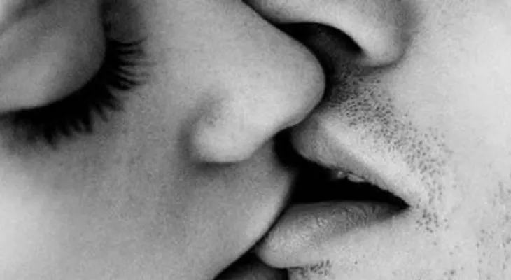  5 besos para erotizarse juntos