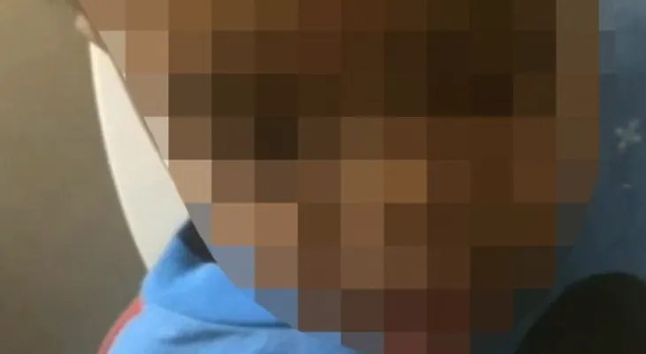 Video escandaloso: le enseñan a un niño a fumar marihuana