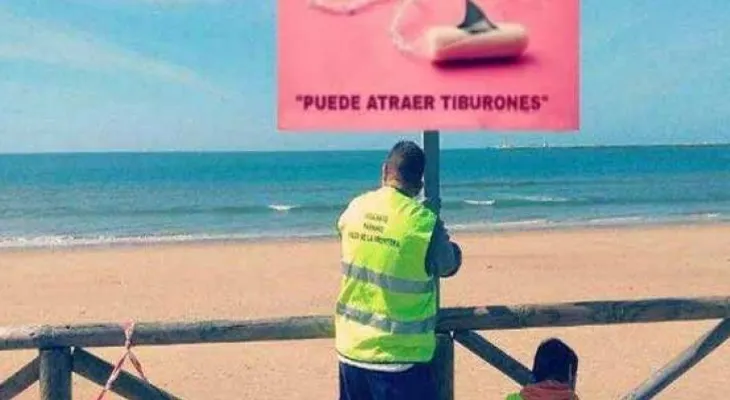 Prohiben bañarse con el periodo para no atraer los tiburones.  Medida anti-tiburones