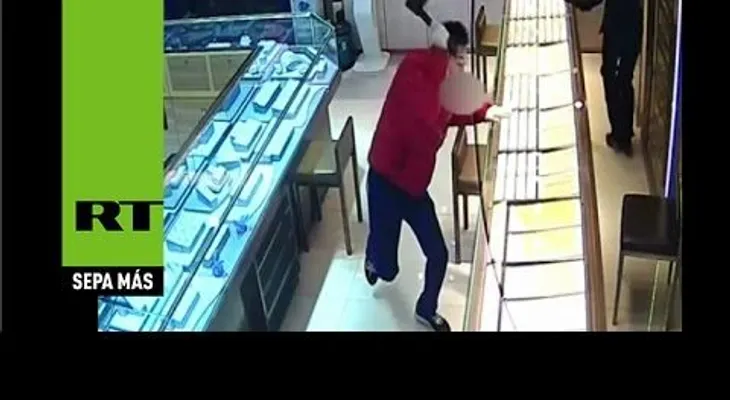 Este trabajador no cree ni en los ladrones con hacha