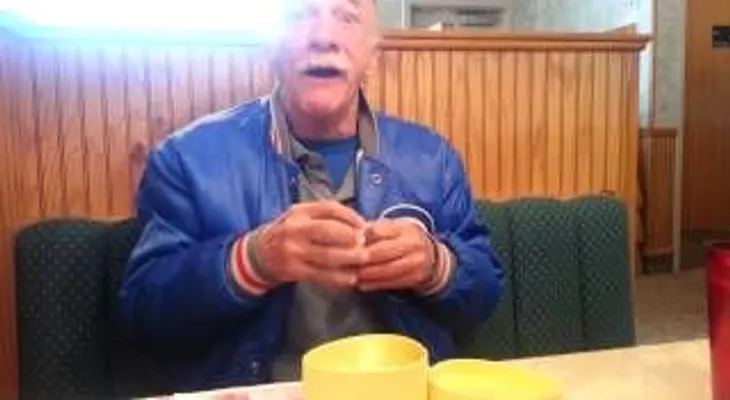 Este hombre reacciona de manera emotiva cuando descubre que será Abuelo?!