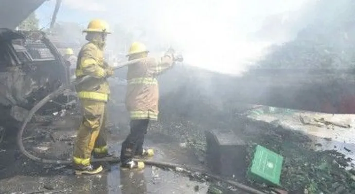 Un incendio destruye estación de combustible; varios heridos y 15 vehículos totalmente destruidos