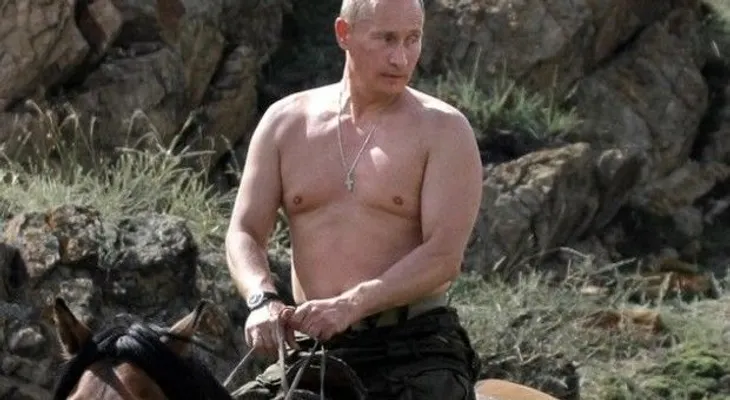 Vladimir Putin monta a caballo sin camisa