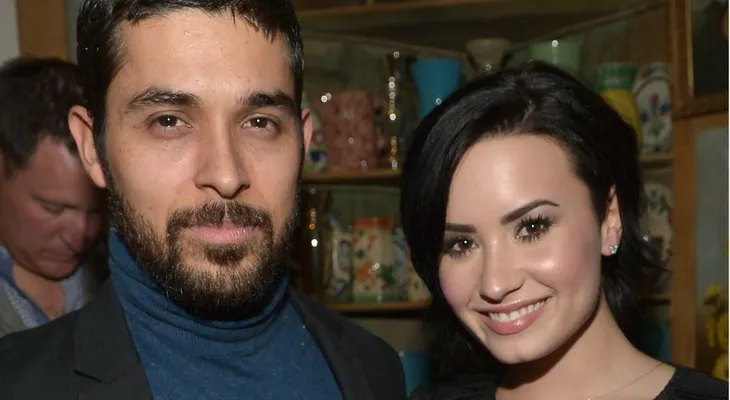 Wilmer Valderrama publica una foto de él y Demi Lovato en la cama