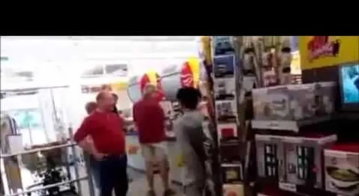 Atan a un árbol a un refugiado enfermo mental por robar una botella de vino en Alemania (VIDEO)
