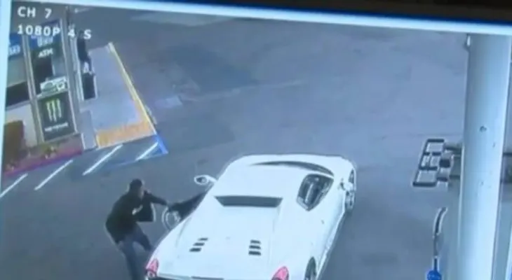Un ladrón se roba un Ferrari y lo atrapan cuando pedía dinero para comprar combustible