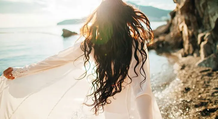 Cómo proteger tu cabello del sol, el cloro y agua salada