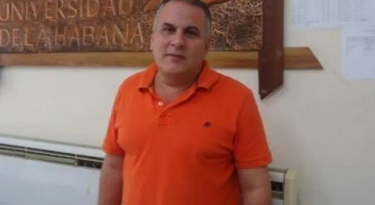 Universidad cubana expulsa a famoso consultor por tener vínculos con EEUU