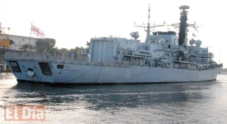 Armada de RD recibe buque de Guerra de la Marina Real Británica
