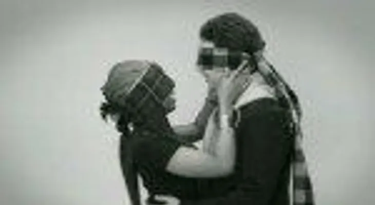 ¿Podría alguien enamorarse con un beso a ciegas? Realizan prueba (VIDEO)