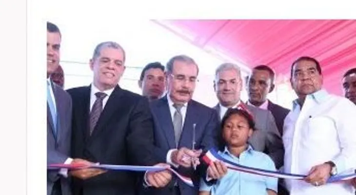 Presidente Medina inaugura liceo y escuela en Villa Altragracia