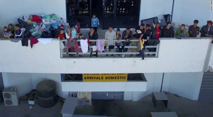 Depósito de almas: Refugiados llenan viejos estadios y aeropuerto en ruinas en Grecia