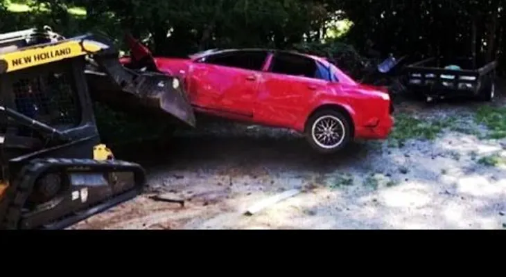 Le destruye el carro a su hija, porque la encontró besándose con el novio (VIDEO)