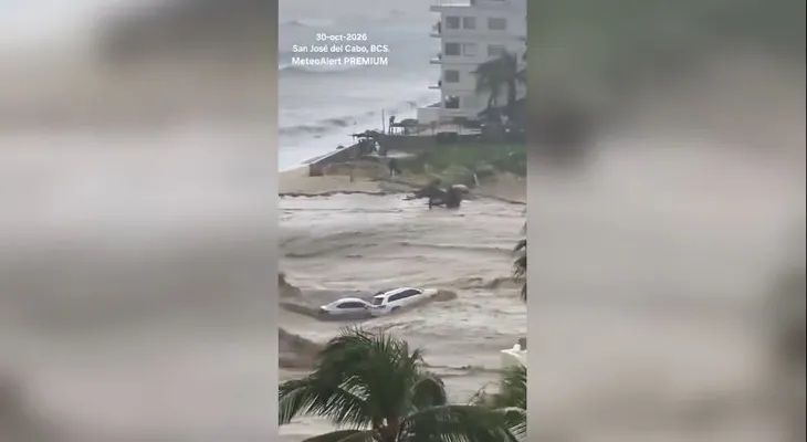 Lluvias arrastran al menos tres vehículos al mar en San José del Cabo, Baja California Sur