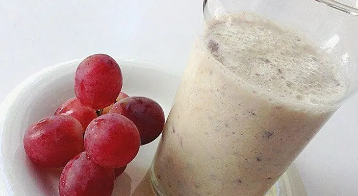 Mejora la salud del corazón con un batido de uvas y avena