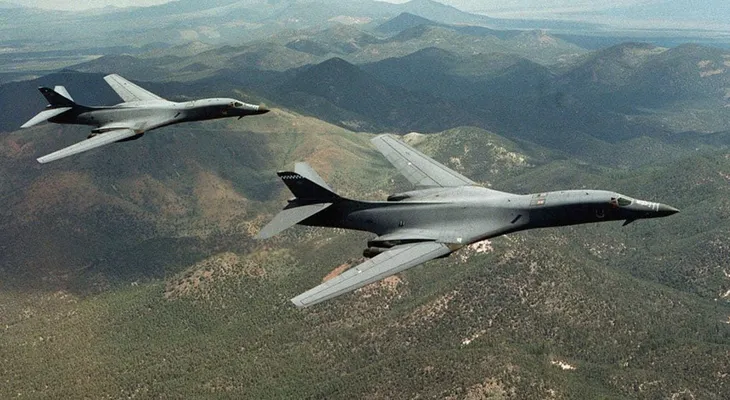 Dos bombarderos nucleares de EEUU sobrevolaron frontera coreana y Kim Jong-un advierte: "Estamos al borde de la guerra"