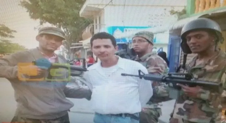 Denuncian policías golpean joven por comparsa de "El Chapo" en Santiago