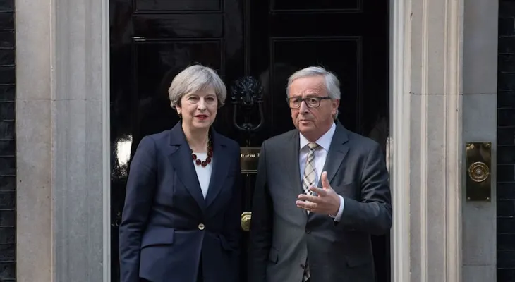 May promete que será "terriblemente difícil" durante las negociaciones del brexit