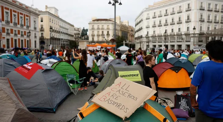 Acampada en la Puerta del Sol reclama viviendas dignas y el fin de los desahucios
