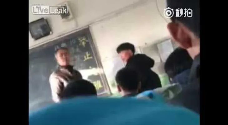 Esto le pasa a un alumno chino por llegar tarde a una clase