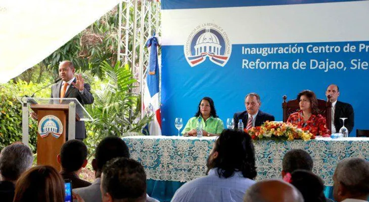 Vicepresidenta inaugura tres centros de salud en Bayaguana