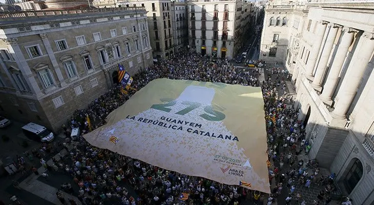 El Gobierno español envía convoyes con dinero a Cataluña por temor a un corralito tras los comicios