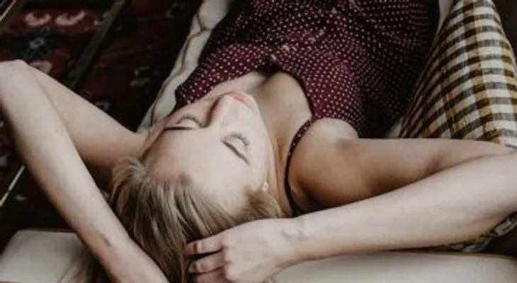 Megan Firth, la joven que duerme hasta 20 horas seguidas al día por una rara enfermedad 