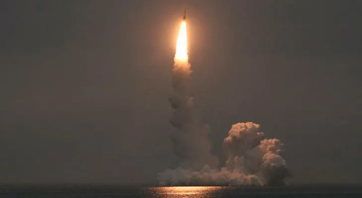 Un submarino estratégico ruso lanza un misil balístico intercontinental