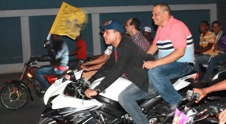 El aspirante alcalde Carlos Guzmán juramenta motoconchista y se monta en un motor