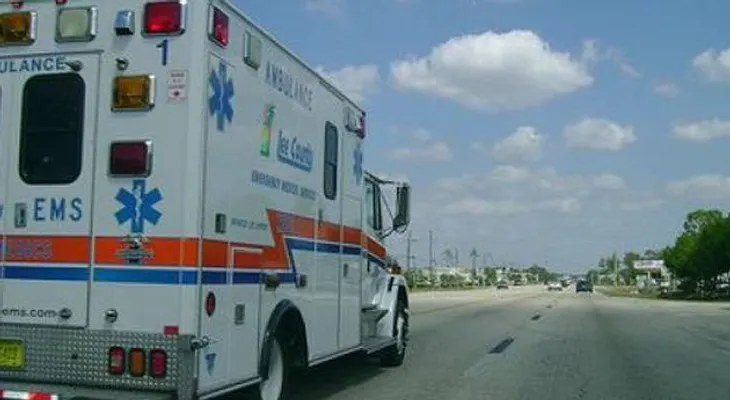 Mueren dos hermanos al chocar su camioneta con autobús en Baní