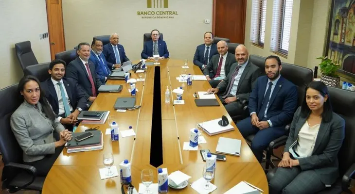 Albizu se reúne con banco de inversión J.P. Morgan, que está interesada en expandir sus negocios en RD