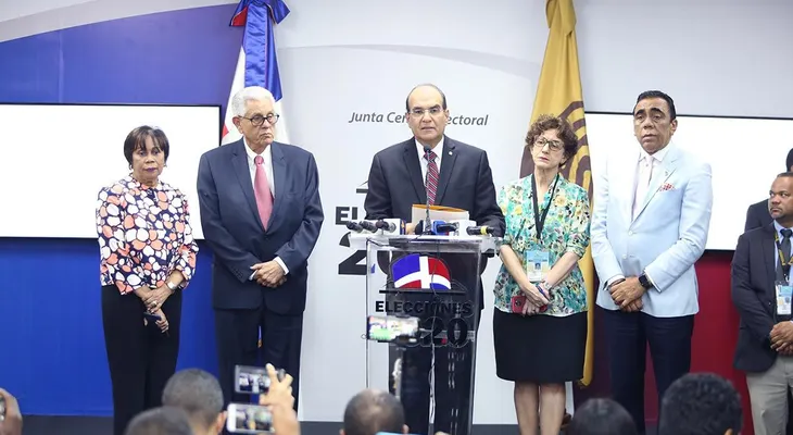Dominicanos esperan elecciones sin sobresaltos; JCE dice que tiene todo listo y llama acudir a votar