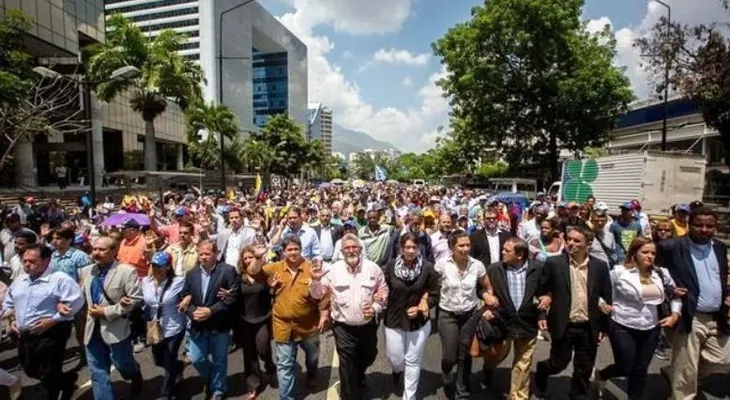 Opositores marchan en memoria de joven venezolano muerto en medio de protesta