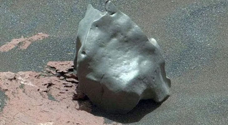 La NASA halla una extraña roca en Marte, ¿de qué se trata?