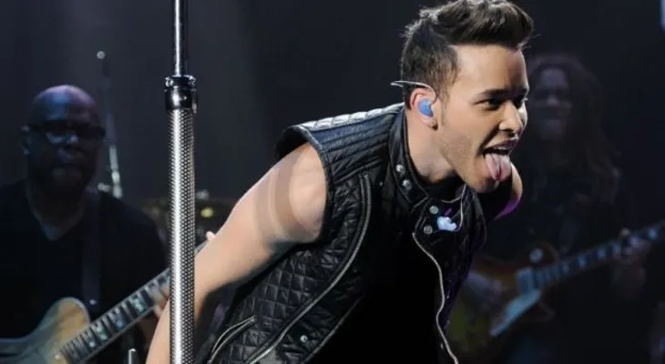 Video: Prince Royce se cae en pleno escenario