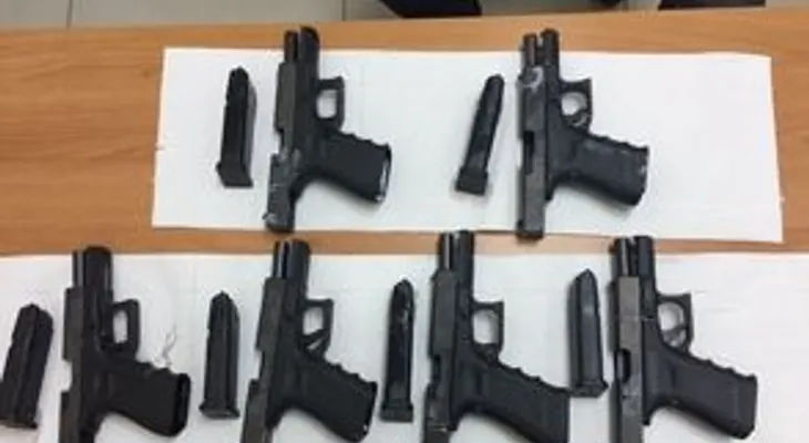 Decomisan seis pistolas camufladas en cubetas de pintura
