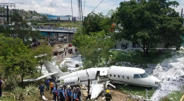 Se estrella avión en Honduras y deja varios heridos
