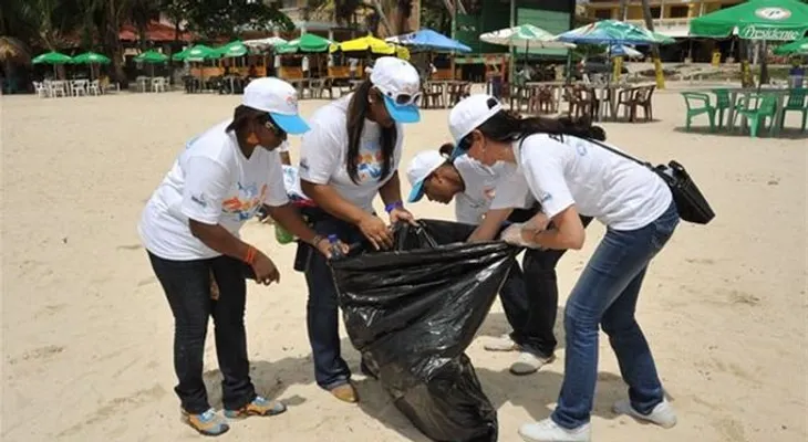Alcaldía y voluntarios realizan jornada limpieza de costas y playas de Boca Chica