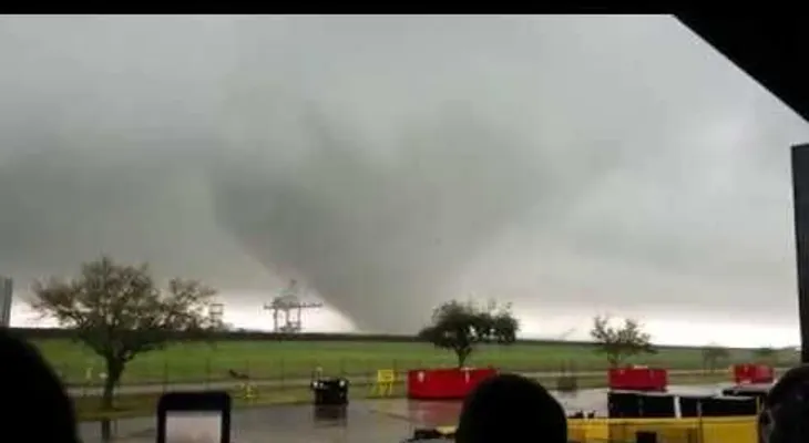Un tornado sacude un complejo de la NASA con un cohete superpesado