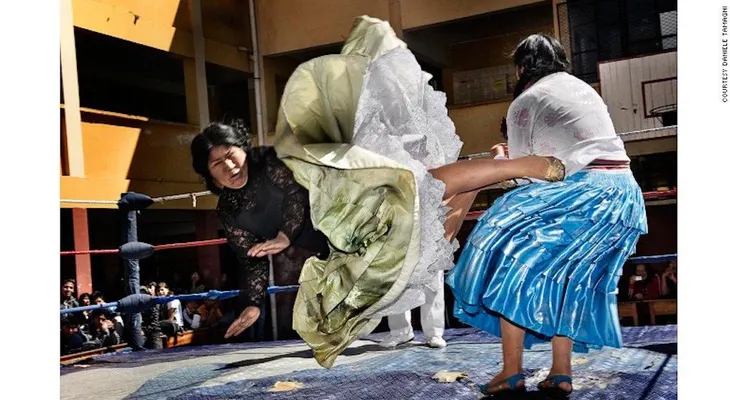 Conoce a las Cholitas voladoras; las indígenas bolivianas que pelean en traje típico