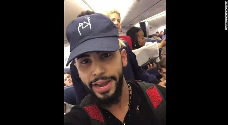¿Es cierto que expulsaron de un vuelo a este youtuber por hablar otro idioma?