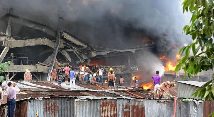 Explosión en una fábrica de Bangladesh deja 25 muertos y medio centenar de heridos